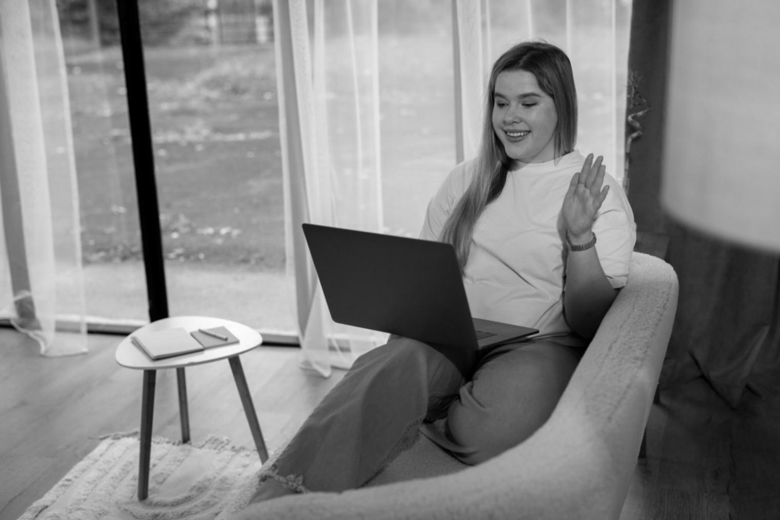 Professionnel présentant des résultats d'analyse financière lors d'une réunion d'équipe