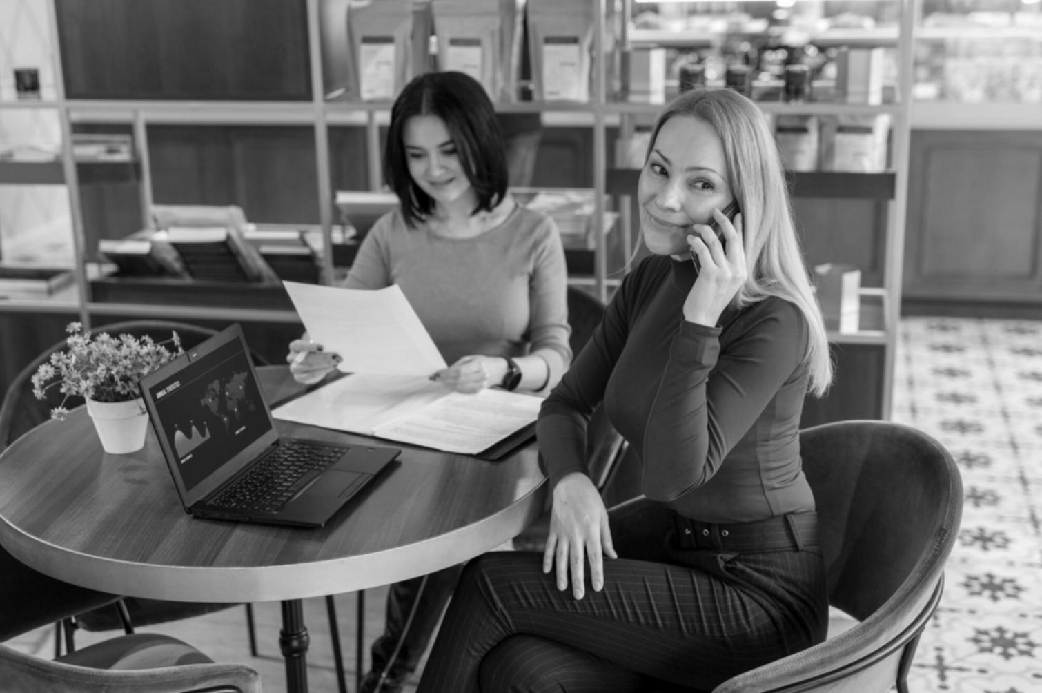 Écran d'ordinateur montrant des graphiques et tableaux de bord d'analyse financière